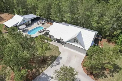 Image de 5 Minutes from Lake / Cozy Mountain Home with a Heated Pool & Pool House!