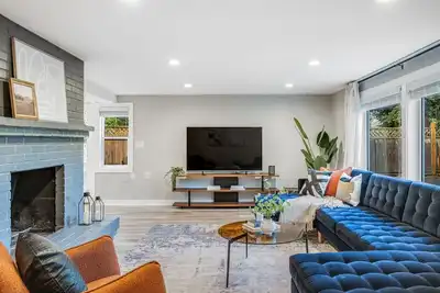 Image de King Bed / Laundry / Mins to Seattle / Game Room