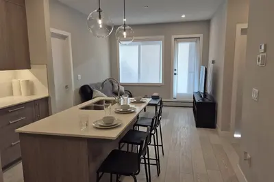 Image de Lakeside Modern Retreat Near Banff 2 Bed • 2 Bath • Sleeps 4 Chestermere, Ab