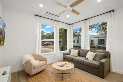 Image de Fire Pit Nights + Steps from Dog Park-1br Cottage