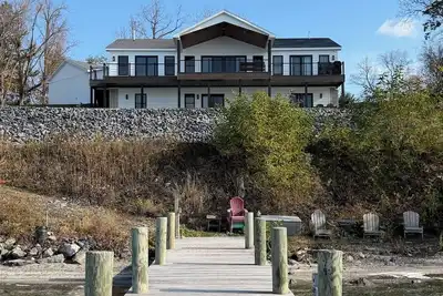 Image de The Landing Pad - A Luxury Lakeside Getaway