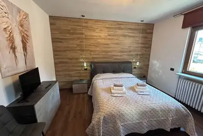 Image de Appartement en hêtre avec chambre double et canapé-lit dans le salon