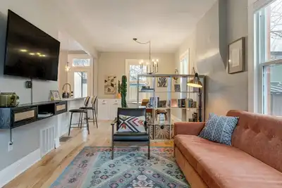 Image de Walk to Eats! Tennyson Haven w/ Pet-Friendly Yard