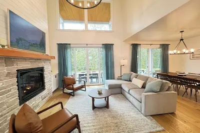 Image de New Lake Front home•Hot tub•Full Amenities•Walk to beach