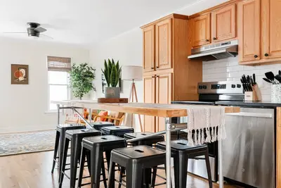 Image de Newly Renovated|Steps to Bars & Restaurants