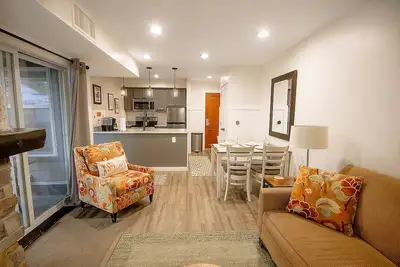 Image de Rl 142: Winter Luxe Haven — Romantic Village Walks & Hot Tub Access