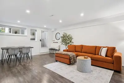 Image de Bright, New & Spacious 1 Bedroom Suite! Family friendly & central to shopping.