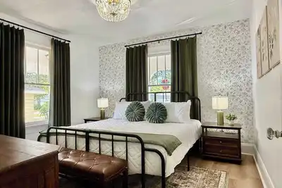 Image de Top Rated Family/Pet Friendly 3br Historic Escape