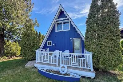 Image de Adorable A-Frame with Expansive Water Views & King Bed