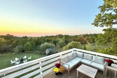 Image de Beautiful 3-bedroom cottage with sunset deck and partial bay view in Sister Bay