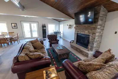 Image de Spacious Luxury Downtown Loft - 3 Br 2 Ba - Steps Away from Sheridan Ave