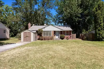 Cute Humble Adobe in Kennewick