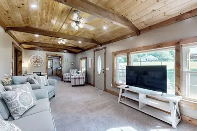 Image de 4 Mi to Dtwn Morganton! Family Retreat w/ Patio