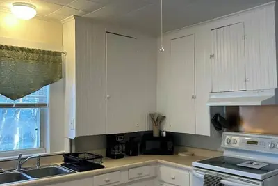 Image de Sunny, Spacious, and Centrally Located