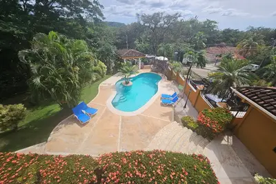 Image de Main floor, Family unit, 3 bed, fresh, clean, inside Tamarindo w incredible pool