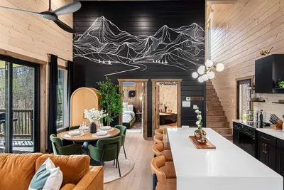 Image de Romantic Luxury Cabin | Hot Tub + Sauna | Mtn View