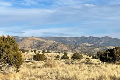 Image de Hogan and bunkhouse on 10 acres with privacy and beautiful mountain views.