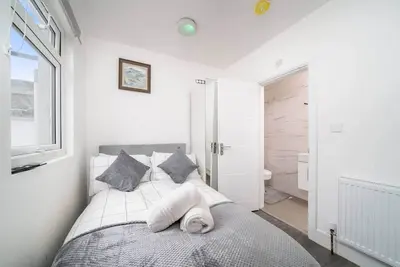 Image de Modern 2Bedroom Ensuite Sleeps 5  Parking Ilford Station