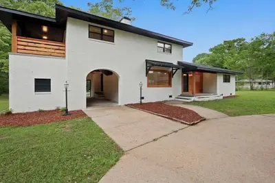 Image de Luxury 4br/3bath retreat on 2 private acres just minutes from town & interstate.