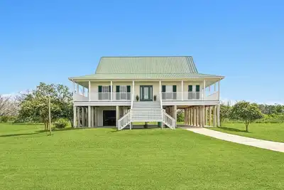 Image de Waterfront Getaway • Balcony + Bayou Views