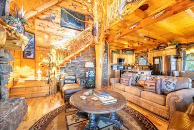 Image de Unrivaled - Treehouse-Style Interior with Spa Bath, Hot Tub, Theater & Firepit