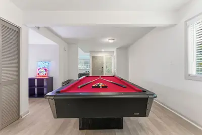 Image de 2-bedroom townhome in Atlanta with pool table