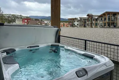 Walk to Ski Shuttle & Brewery! New Fraser Condo