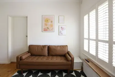 Image de Cosy 2-bedroom unit - minutes from Cbd, bars + restaurants & family friendly!