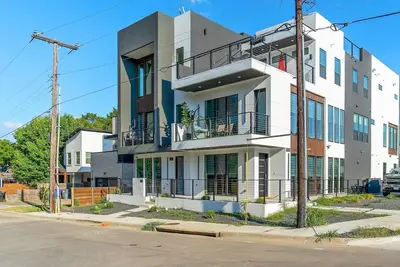 Image de Luxurious 5bd-5ba Home w/Rooftop & optional Swim Spa- 5mins from Downdown Dallas