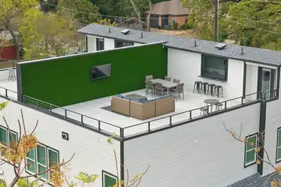 Image de Modern Rooftop Getaway Near Six Flags with Views