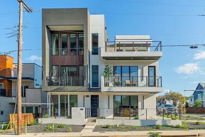 Image de Stylish 5-Bd 5a home with Rooftop & Grill - 5-mins drive to Downdown Dallas!