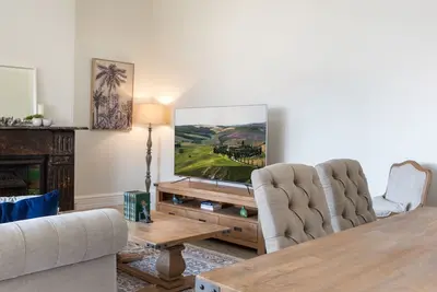 Image de Appartement central de 2 chambres avec parking privé