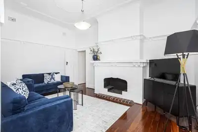 Image de Maison jumelée chic de 2 chambres avec salle à manger extérieure