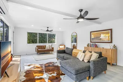 Image de Maison tendance de 2 chambres avec divertissement extérieur