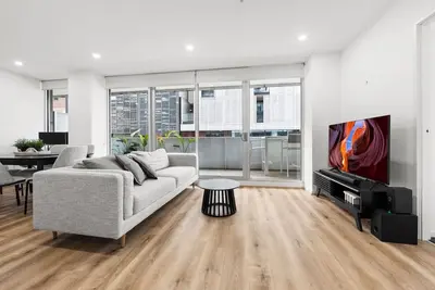 Image de Appartement élégant de 2 chambres à South Yarra avec salle à manger en plein air