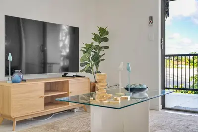 Image de Appartement lumineux de 2 chambres avec balcon privé et vue sereine