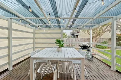 Image de Maison de plage de 4 chambres avec jardin et salle à manger en plein air