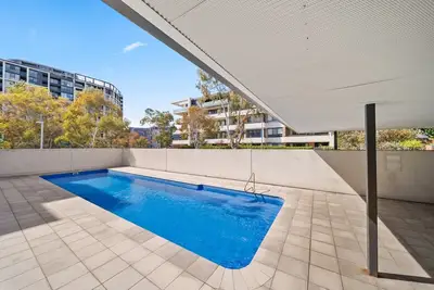 Image de Élégant appartement de 2 chambres avec piscine, salle à manger en plein air et balcon