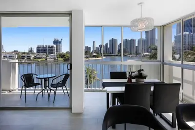 Image de Appartement élégant de deux chambres à Surfers Paradise avec vue sur la rivière