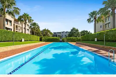 Image de Séjour élégant à Balmain avec accès à la piscine