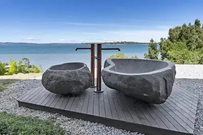 Image de Maison élégante avec espace extérieur et vues spectaculaires