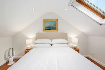 Image de Maison élégante de 2 chambres avec cour privée