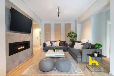 Image de Sunny Athenian Oasis: Spacious Family Haven!