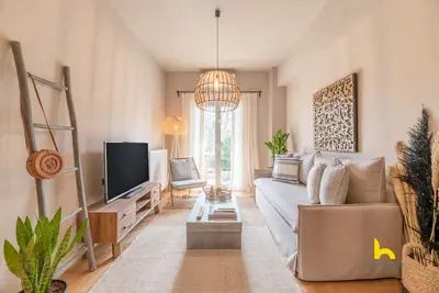 Image de 25% - Christianoupoleos3-2 · Sun-Kissed Boho Haven with Whirlpool Bliss & Patio