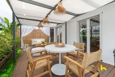 Image de 25% - Dordou33 · Rooftop Hideaway w/ Large Private Patio near Metro