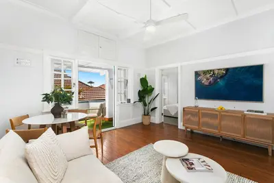 Image de Manly - Man93 - West Esplanade - Approx. $1300 - $1900 Directly opposite form Manly Wharf