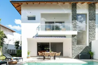 Image de Stylish private villa with pool and tropical garden