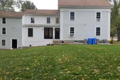 Image de 2br/2ba in a Duplex; Private entry & free parking; Downtown Holliston