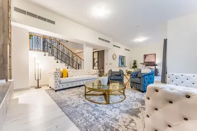 Image de 4br + Maid’s Room Villa Near Nad Al Sheba Mall, With Easy Access to Major Dubai Attractions