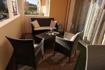 Image de Noël cocooning en famille ou entre amis sous les palmiers!